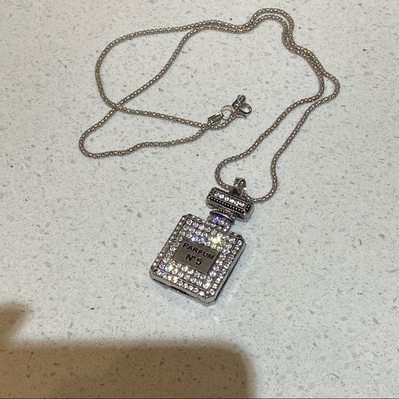 NWOT VINTAGE GORGEOUS NECKLACE WITH COCO PENDANT - Picture 3 of 6